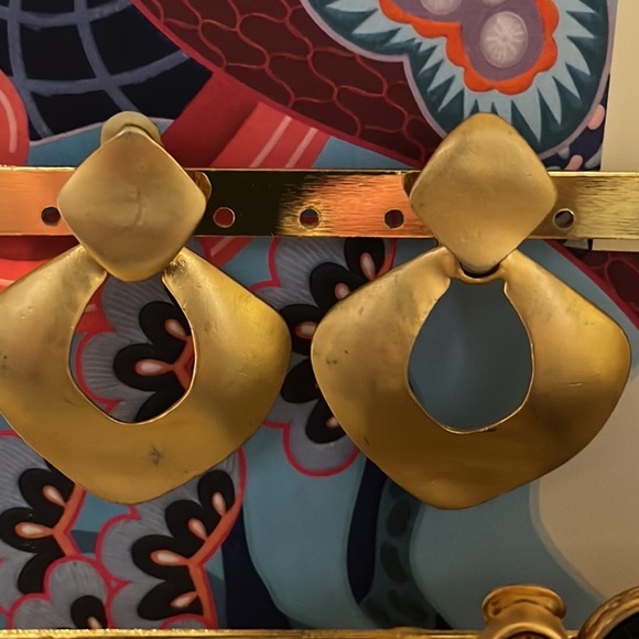 VINTAGE 1980’S GOLDTONE FOOR KNOCKER EARRINGS - Picture 8 of 8